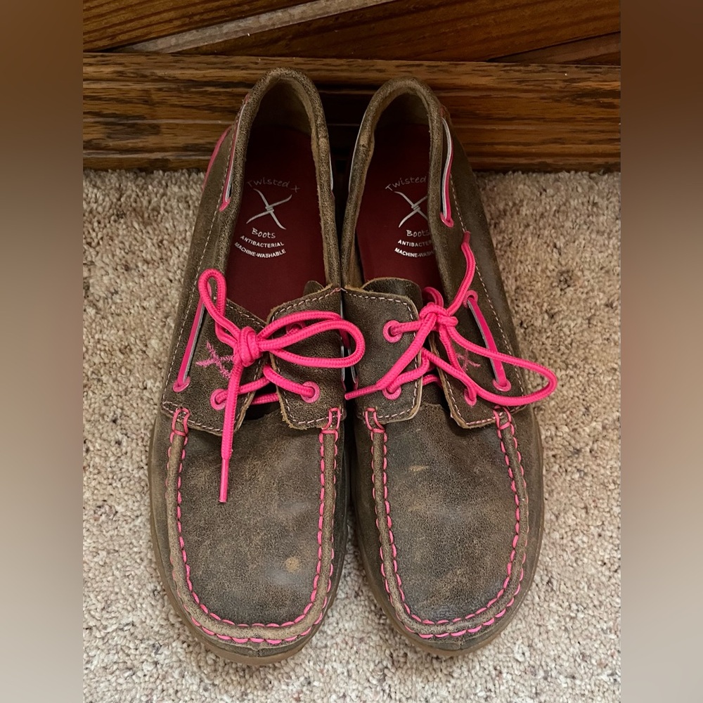 Twisted X women’s size 10M leather breast cancer low cut shoes. Pink laces